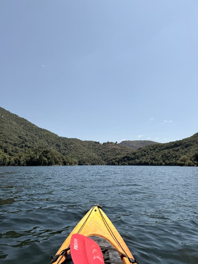 Navigation sur le lac en kayak