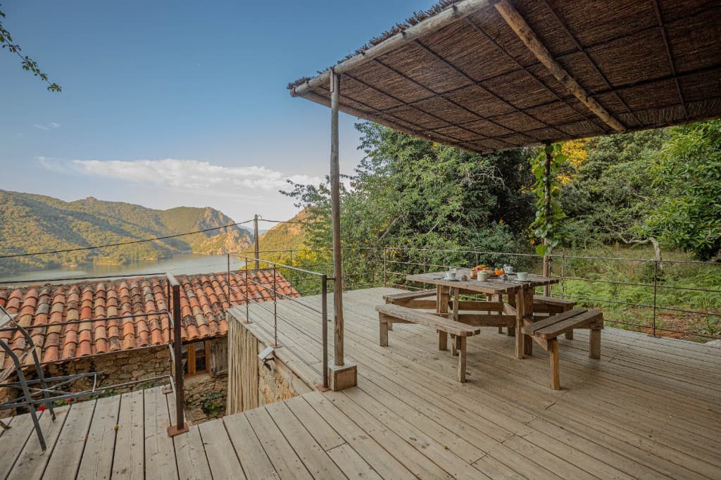 Le Relais U Machjonu à Tolla — façade en pierre de l'ancien séchoir à châtaigne, à 30 minutes d'Ajaccio, vue sur le lac de Tolla